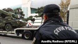 ارشیف، یو اذربایجانی پولیس-انځور تزئیني بڼه لري.