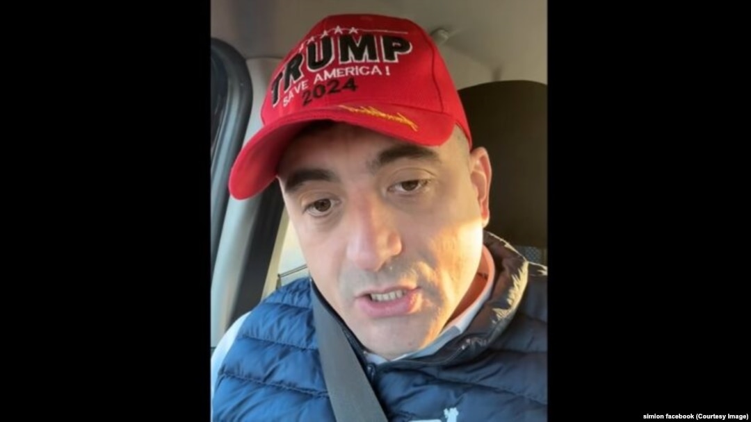 Liderul AUR, George Simion, cu șapca MAGA (Make America Great Again) a campaniei Trump.