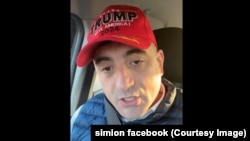 Liderul AUR, George Simion, cu șapca MAGA (Make America Great Again) a campaniei Trump.