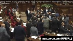 Ermənistan parlamentində dava
