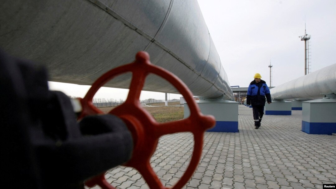 Un lucrător Gazprom în apropierea unei conducte de gaz, în Sudja, la frontiera dintre Rusia și Ucraina. 