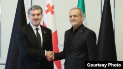 მიხეილ ყაველაშვილი და მასუდ ფეზეშქიანი (მარჯვნივ)