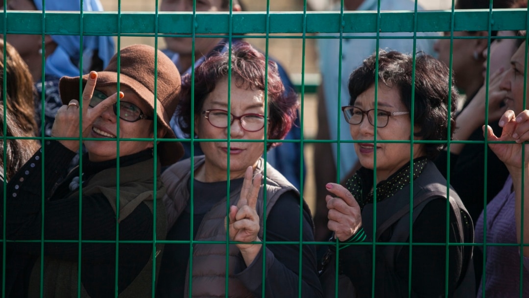 Қысқа шағын көйлектегі сексуалды қыздар (Bugaga Ru)