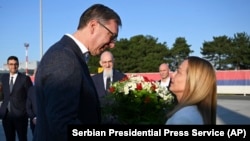 Predsednik Srbije Aleksandar Vučić dočekuje italijansku premijerku Đorđu Meloni, 5. avgust 2025.