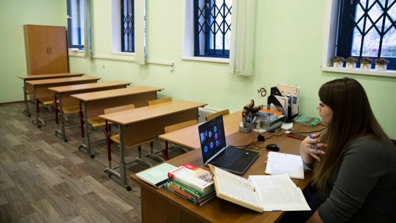 De luni, elevii din Chișinău vor învăța de acasă