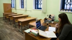 Учитель московской школы ведёт урок в дистанционном режиме.