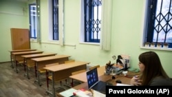 Учитель московской школы ведёт урок в дистанционном режиме