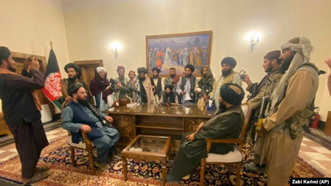 Luftëtarët talibanë brenda pallatit presidencial në Kabul, më 15 gusht, 2021.