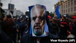 Një protestues ka vendosur një maskë me fytyrën e kryeministrit të Shqipërisë, Edi Rama, gjatë një proteste të mëparshme në Tiranë.