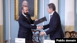 U.S. Secretary of State Atony Blinken and Armenian Foreign Minister Ararat Mirzoyan sign an agreement in Washington, January 14, 2025.