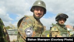 Біжан Шаропов (зліва) у складі батальйону «Айдар»