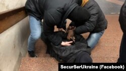 Harkiv metrosında terakt kerçekleştirgeninden şübheli sayılğan kişiniñ yaqalanuvı, SBU fotoresimi