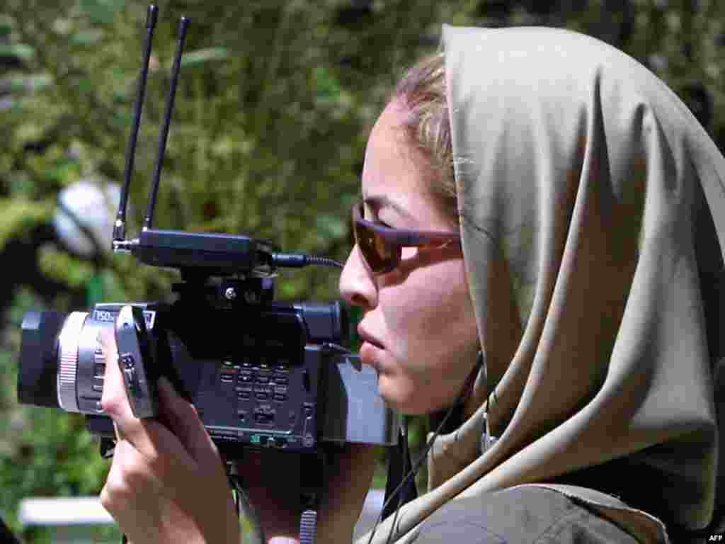 Roxana Saberi duke filmuar në Teheran, shtator 2003.