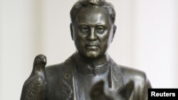 Статуя Назарбаева ў школьным музэі ягонай роднай вёскі 