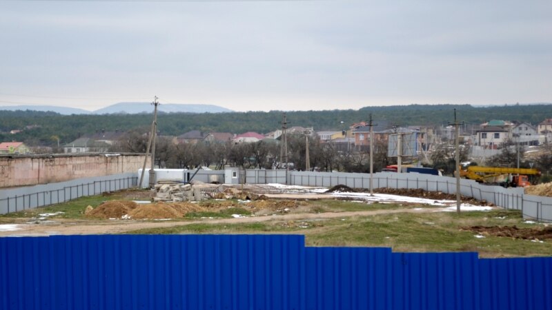Дворец на газовой трубе: как в Севастополе ледовый каток строят