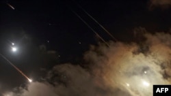 На этом снимке видно, как Израиль перехватывает иранские снаряды над Иерусалимом