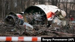 Epava avionului prezidențial polonez care s-a prăbușit la Smolensk, în vestul Rusiei, pe 10 aprilie 2010. Toate cele 96 de persoane aflate la bord au murit, de la președintele Lech Kaczynski până la conducerea militară a țării.