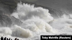 Valë të mëdha të shkaktuara nga uragani Ophelia. 