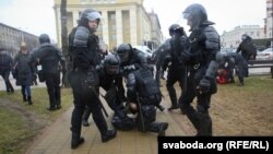 Сотрудники милиции задерживают участника акции "День воли". Минск, 25 марта 2017 года. 
