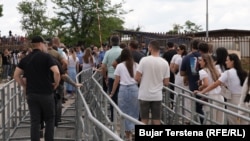 Zyrtarë të Policisë së Kosovës duke kontrolluar secilin pjesëmarrës në organizimin për Vidovdan.
