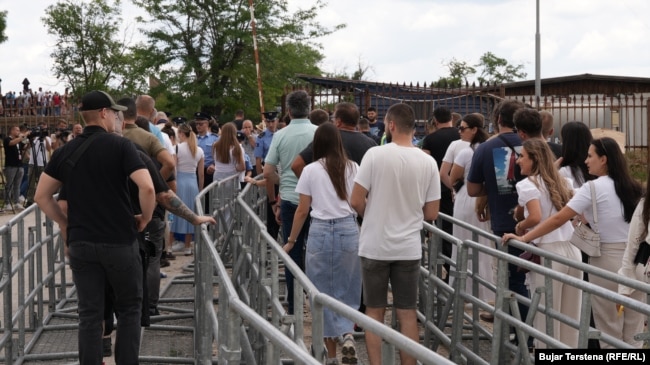 Zyrtarë të Policisë së Kosovës duke kontrolluar secilin pjesëmarrës në organizimin për Vidovdan.