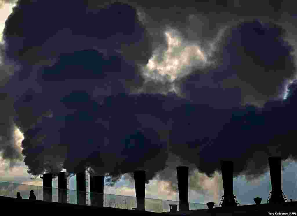 People walk along a bridge near a thermoelectric power station in central Moscow. (AFP/Yuri Kadabnov)