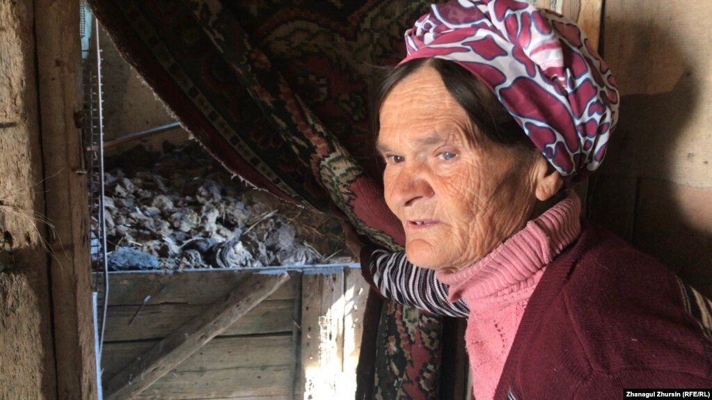 Лариса Чернышева в пристройке, где держит птиц