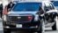 <p>Нинішня версія тяжкоброньованого автомобіля президента США, відома за прізвиськом&nbsp;&laquo;Чудовисько&raquo; (The Beast), була виготовлена ​у 2018 році. Це модифікований &laquo;Кадилак&raquo; (Cadillac), трохи більш схожий на автомобіль, ніж його попередня версія. За повідомленнями американських ЗМІ, в авто є холодильник для перевезення крові, відповідної групі крові президента (на випадок, якщо буде потрібно екстрене переливання). Дверні ручки автомобіля додатково захищені електричним струмом та б&#39;ють током потенційних зловмисників, які намагаються проникнути всередину. У Сполучених Штатах довкола транспортних засобів президентів&nbsp;настільки велика секретність, що попередні моделі знищуються працівниками Секретної служби.</p>
