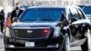 <p>Supranumită Bestia, varianta actuală a mașinii președintelui SUA, blindată la greu, a fost introdusă în 2018. Este un Cadillac modificat, cu actualizări estetice, care îl fac puțin mai asemănător unui automobil, spre deosebire de versiunea anterioară. Presa americană spune că mașina include un frigider pentru transportarea sângelui compatibil cu grupa de sânge a președintelui, în cazul în care este necesară o transfuzie de urgență, dar și mânere electrificate la uși, pentru a electrocuta orice potențial intrus. Acesta este secretul care înconjoară vehiculul, că modelele pensionate sunt distruse de personalul serviciului secret al SUA.</p>
