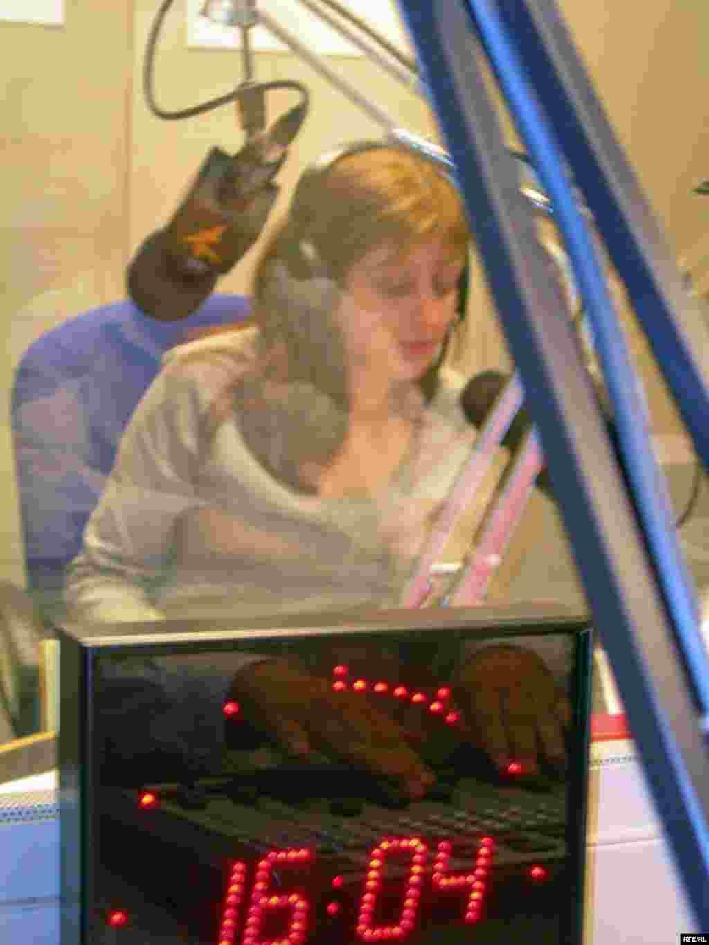 ساعت 16:04 روز اول فروردين. فرين عاصمی هستم و سال نو مبارک