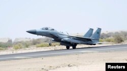 یکی از جنگنده‌های عربستان در حال اعزام برای بمباران مواضع حوثی‌ها
