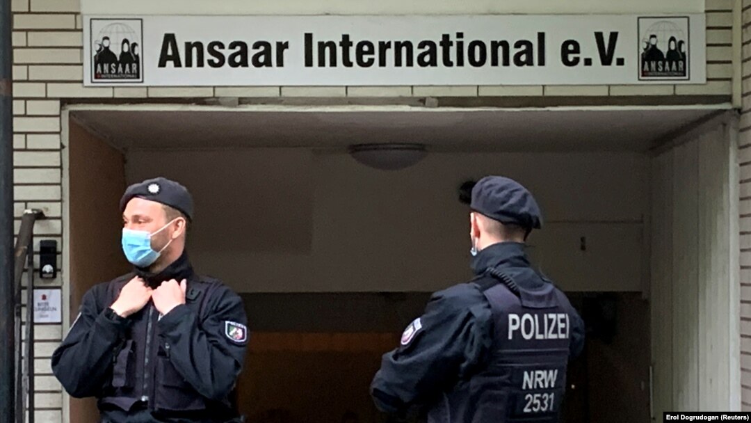 Policija ispred sedišta organizacije Ansar Internešnl u Dizeldorfu, 5. maj 2021. 