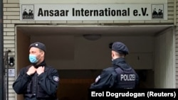 Policia gjermane para selisë së organizatës Ansaar në Dyzeldorf, 5 maj, 2021.