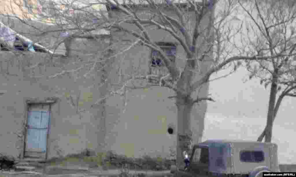 Bu obada &yacute;aşan Oraz ahun sosialistik rewol&yacute;usi&yacute;anyň ilkinji &yacute;yllarynda serhetden aňryk ge&ccedil;ipdir. Soňra ol yzyna dolanmandyr.