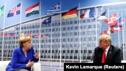 Перамовы Ангелы Мэркель і Дональда Трампа падчас саміту NATO, 11 ліпеня 2011