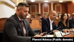 Deputetit të partisë në pushtet, Partia Socialiste, Plarent Ndreca, gjatë një seance në Parlamentin e Shqipërisë, shtator 2024.