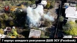 Українські військові наносять удар по будинку в Покровську, де були витявлені російські окупанти