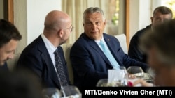 Orbán Viktor miniszterelnök (j) és Charles Michel, az Európai Tanács elnöke a Bledi Stratégiai Fórumon a szlovéniai Bledben, 2021. szeptember 1-jén