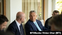 Orbán Viktor magyar kormányfő (jobbra) az Európai Tanács elnöke, Charles Michel társaságában.