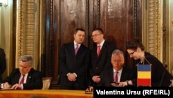 Premierii Filat şi Ungureanu după şedinţa comună a guvernelor moldovean şi român, Iaşi, 3 martie 2012