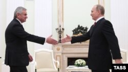 Президент России Владимир Путин (п) и президент Абхазии Рауль Хаджимба. Москва, 1 декабря 2016 года