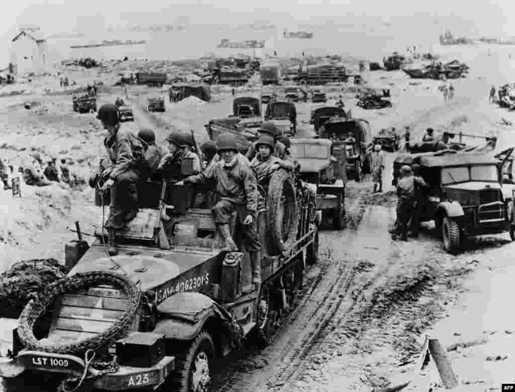 Soldații unui comandament francez sosesc pe 6 iunie 1944, după ce forțele aliate au luat cu asalt plajele din Normandia în timpul zilei D-Day