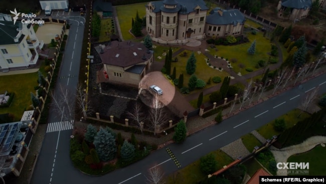 Автівка, власник якої донедавна працював в «ДС Пром Груп», на території маєтку Валентини Борт