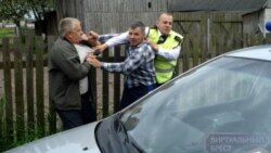 Аляксандар Бяльчук (зьлева), Мікалай Бяльчук (у цэнтры) і пацярпелы міліцыянт Сяргей Неліповіч (справа). Арлянка, 9 траўня 2014 году. Фота з сайту «Виртуальный Брест»