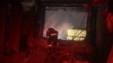 Такий вигляд має одна з квартир у житловому будинку в Печерському районі Києва, який був пошкоджений новою комбінованою атакою РФ. У ньому горіли помешкання на кількох поверахах<br><br>