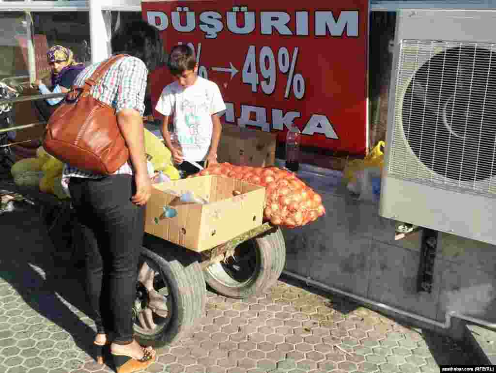 Köçede söwda edýän bir oglan