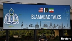 بیلبورد «مذاکرات اسلام‌آباد» در پایتخت پاکستان برای دور اول گفت‌وگوهای ایران و آمریکا که با حضور محمدباقر قالیباف، رئیس‌مجلس شورای اسلامی، و جی‌دی ونس، معاون رئیس‌جمهور، آمریکا برگزار شد