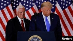 Donald Trump amerikai elnök és Mike Pence alelnök a 2020-as amerikai elnökválasztásról tájékoztat a washingtoni Fehér Házban, 2020. november 4-én