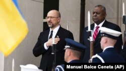 უკრაინის პრემიერ-მინისტრი დენის შმიჰალი და აშშ-ის თავდაცვის მინისტრი ლოიდ ოსტინი. ვაშინგტონი, 2022 წლის 21 აპრილი