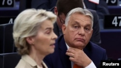 Predsjednica Europske komisije Ursula von der Leyen i premijer Mađarske Viktor Orban u Strasbourgu 26. 6. 2025.